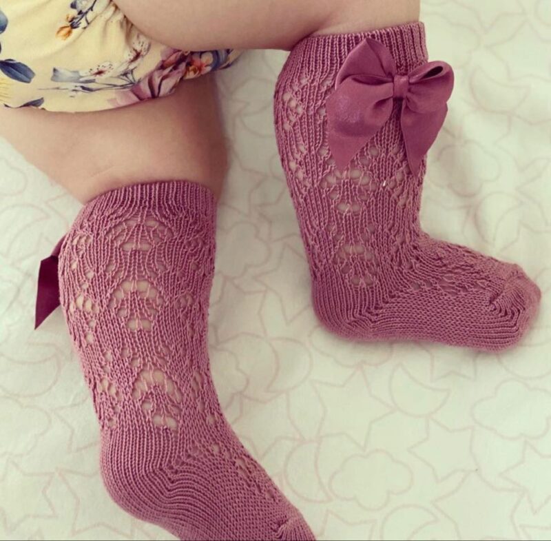 Șosete mov din tricot cu fundiță Condor (lungi)
