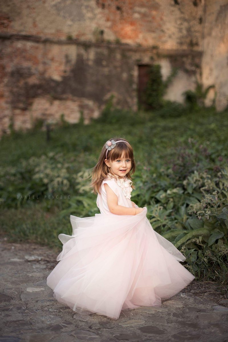 Floare din fetru gri alicata pe bentita satinata tip alice roz.