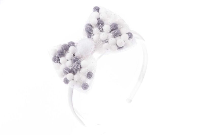Funda din tulle umpluta cu pom pom-uri colorate pe coronita alba