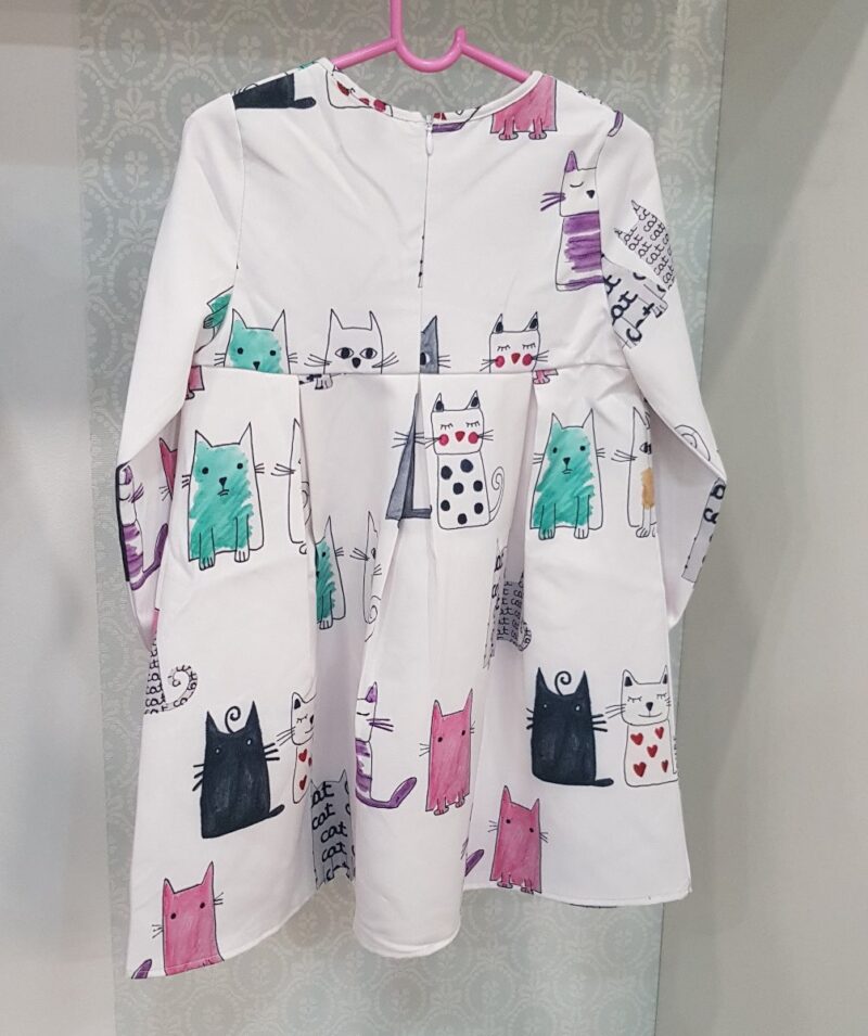 Rochita alba pentru fetite cu model multicolor cu pisicute